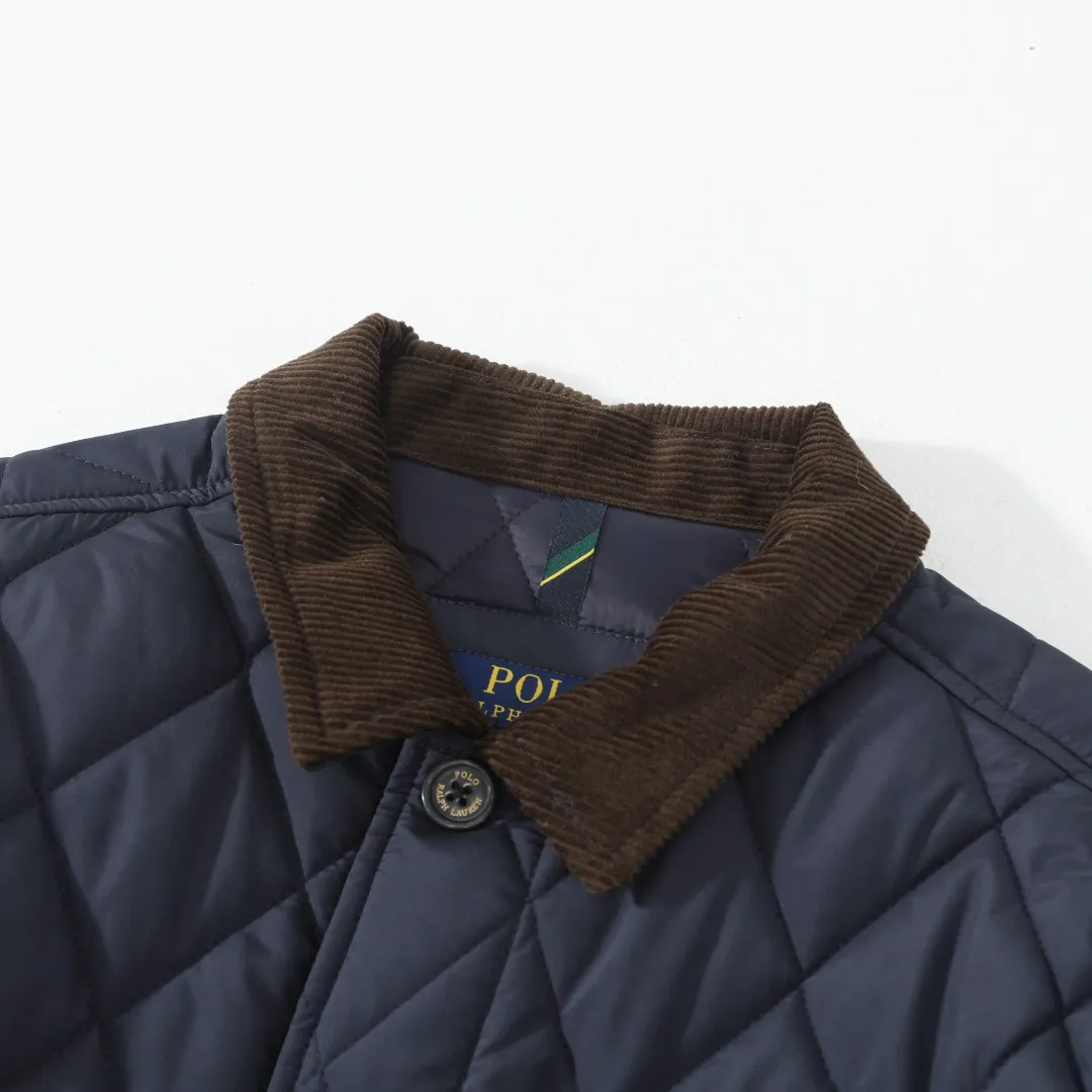 P370 #R50 Ralph Lauren/Ralph Lauren classic old money style workwear rhombus retro cotton jacket. Inspired by retro workwear, it reshapes the contemporary British style. Imported machine-pressed diamond quilting technology, every quilting line is accurately aligned, and the details are full of ingenuity; three-dimensional tailoring creates a neat H-shaped silhouette, and it can still remain light and straight when worn in multiple layers in autumn and winter. Customized metal buttons, low-key embellished textured corduroy lapel design, full of retro atmosphere, 37.5° temperature control black technology, breathable and moisture-proof, locks in temperature and sweat, waterproof and snow-proof fabric, no fear of bad weather, anti-run cotton patented technology, warm and soft, long-wearing without deformation, five high-end colors: navy | khaki | black | green | brown, easily suitable for commuting, leisure, and travel. Wearing one piece gives off a calm temperament of "old money style", and you can have both style and warmth in low-temperature weather.  Color: Navy blue, black, khaki, military green, brown Size: S M L